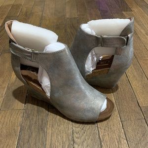 Womens Ankle strap metallic wedges, size 9 Boutique by Corkys